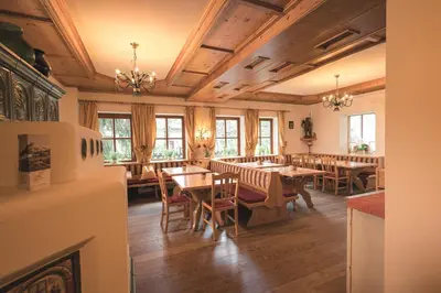 Ein Restaurant oder anderes Speiselokal in der Unterkunft Hotel Schartner