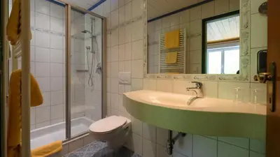 Ein Badezimmer in der Unterkunft Hotel Landhaus Ausswinkl