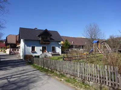 Das Gebäude in dem sich das Ferienhaus befindet