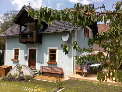 Das Gebäude in dem sich das Ferienhaus befindet