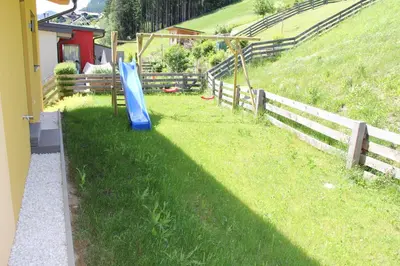 Ein Garten an der Unterkunft Bergblick-Planai - 5 Schlafzimmer plus eigene Sauna