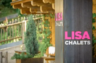 Ein Zertifikat, Auszeichnung, Logo oder anderes Dokument, das in der Unterkunft LISA-Chalets ausgestellt ist