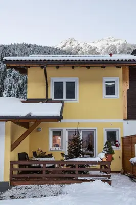 Ein allgemeiner Bergblick oder ein Berglick von des Ferienhauses aus