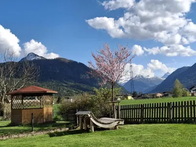 Ein allgemeiner Bergblick oder ein Berglick von der Ferienwohnung aus