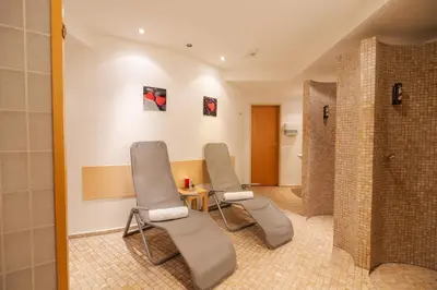 Ein Sitzbereich in der Unterkunft Hotel Laaxerhof