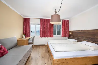 Ein Bett oder Betten in einem Zimmer der Unterkunft Kirchenwirt