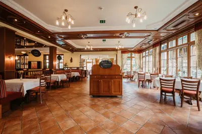 Ein Restaurant oder anderes Speiselokal in der Unterkunft Hotel Guggenberger
