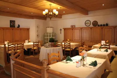 Ein Restaurant oder anderes Speiselokal in der Unterkunft Hotel Guggenberger