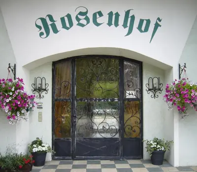 Eine Fassade oder ein Eingang zu Rosenhof