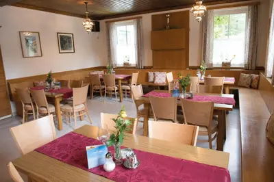 Ein Sitzbereich in der Unterkunft Gasthof Staud'nwirt