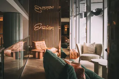 Ein Sitzbereich in der Unterkunft Hotel Enzian - Adults Only