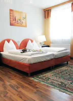 Ein Bett oder Betten in einem Zimmer der Unterkunft Stadthotel Restaurant Auerhahn