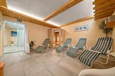 Ein Sitzbereich in der Unterkunft Hotel Ramsaueralm