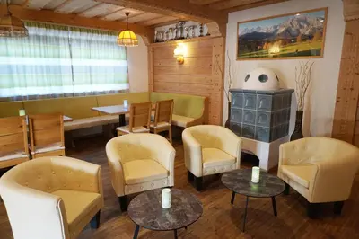 Ein Sitzbereich in der Unterkunft Hotel Ramsaueralm