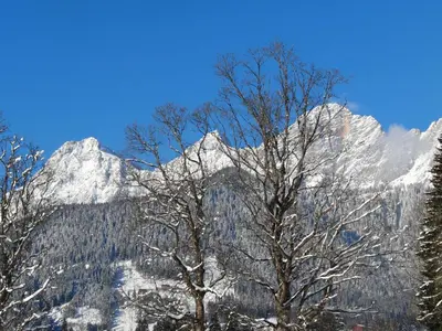 Ein allgemeiner Bergblick oder ein Berglick von des Hotels aus