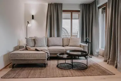 Ein Sitzbereich in der Unterkunft Hotel Oberforsthof
