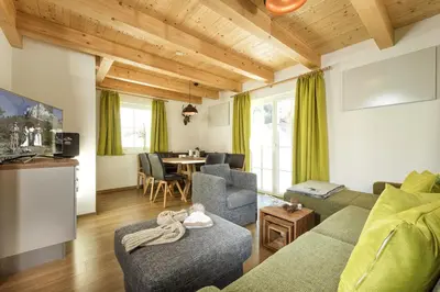 Ein Sitzbereich in der Unterkunft AlpenParks Hagan Lodge Altaussee