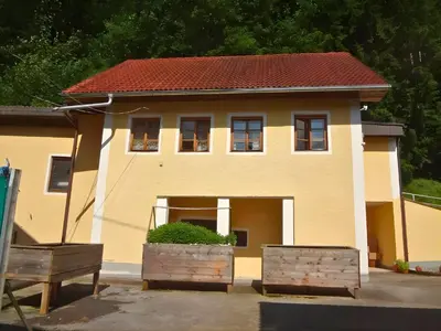 Das Gebäude in dem sich das Ferienhaus befindet