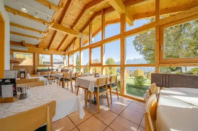Ein Restaurant oder anderes Speiselokal in der Unterkunft Pension Hofweyer