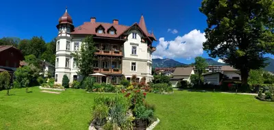 Ein Garten an der Unterkunft Villa Traun