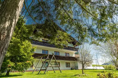 Das Gebäude in dem sich das Privatzimmer befindet