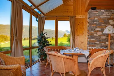 Ein allgemeiner Bergblick oder ein Berglick von der Ferienwohnung aus