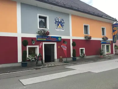 Das Gebäude in dem sich das Gasthaus befindet