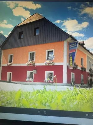 Das Gebäude in dem sich das Gasthaus befindet