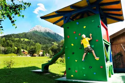 Ein allgemeiner Bergblick oder ein Berglick von der Pension aus