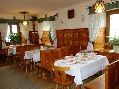 Ein Restaurant oder anderes Speiselokal in der Unterkunft Gasthof zur Post