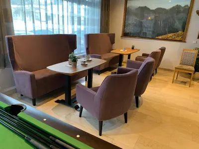 Ein Sitzbereich in der Unterkunft Hotel Alpina