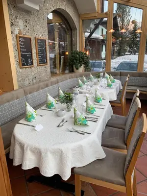 Ein Restaurant oder anderes Speiselokal in der Unterkunft Hotel Alpina