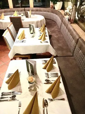 Ein Sitzbereich in der Unterkunft Hotel Alpina