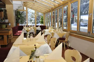 Ein Restaurant oder anderes Speiselokal in der Unterkunft Hotel Alpina