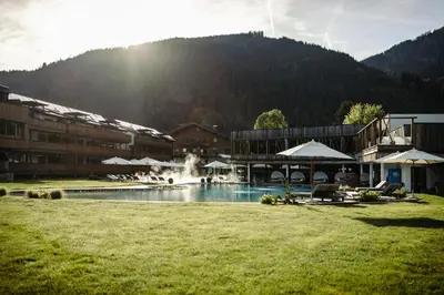 Ein allgemeiner Bergblick oder ein Berglick von des Aparthotels aus