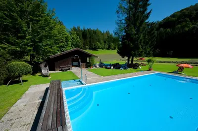 Der Swimmingpool an oder in der Nähe von Landhotel Hochlackenhof