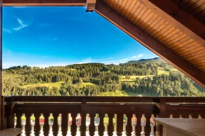 Ein allgemeiner Bergblick oder ein Berglick von des Chalets aus