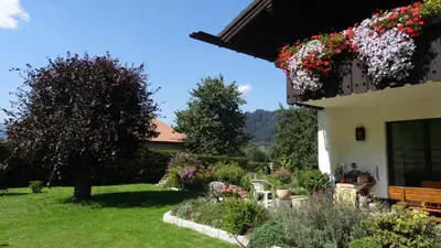 Ein Garten an der Unterkunft Haus Kieler