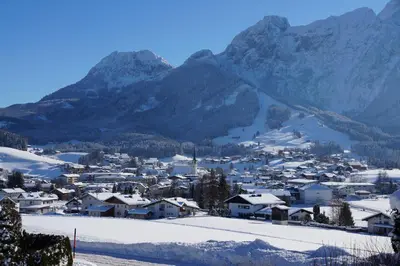 Ein allgemeiner Bergblick oder ein Berglick von der Ferienwohnung aus