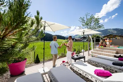 Ein allgemeiner Bergblick oder ein Berglick von des Aparthotels aus