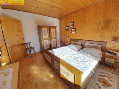 Ein Bett oder Betten in einem Zimmer der Unterkunft Ferienhaus Almrausch