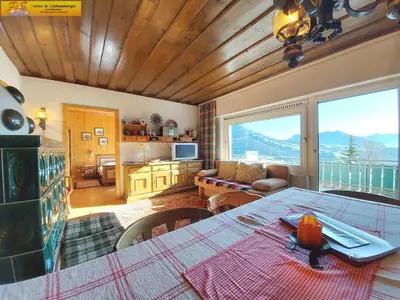 Ein allgemeiner Bergblick oder ein Berglick von des Ferienhauses aus