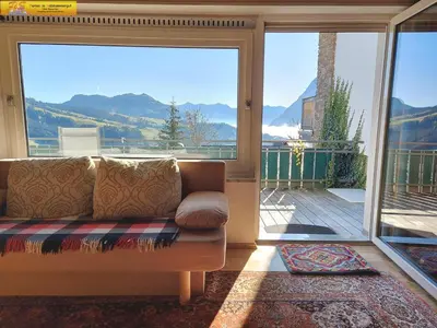 Ein allgemeiner Bergblick oder ein Berglick von des Ferienhauses aus
