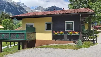 Ein allgemeiner Bergblick oder ein Berglick von des Ferienhauses aus
