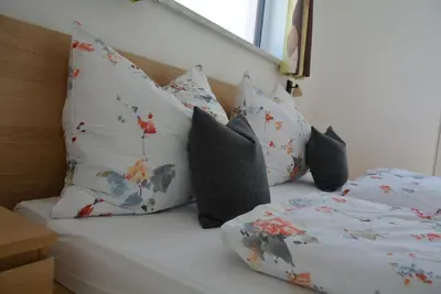 Ein Bett oder Betten in einem Zimmer der Unterkunft Ferienwohnung Sunnseitn