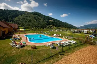 Ein allgemeiner Bergblick oder ein Berglick von des Campingplatzes aus