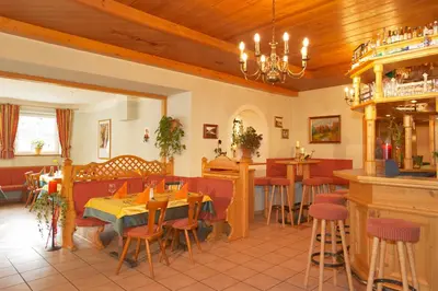 Ein Restaurant oder anderes Speiselokal in der Unterkunft Hotel Hubertushof