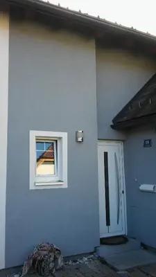 Das Gebäude in dem sich das Ferienhaus befindet