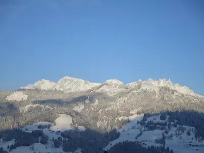 Ein allgemeiner Bergblick oder ein Berglick von der Ferienwohnung aus