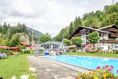 Der Swimmingpool an oder in der Nähe von Hotel & Gasthof Taferne
